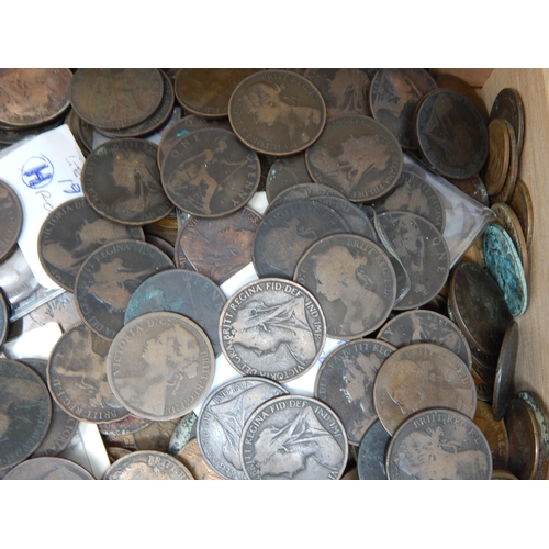 80 - Wooden Box containing a large quantity of unsorted QV & later copper coinage: sorting will reward