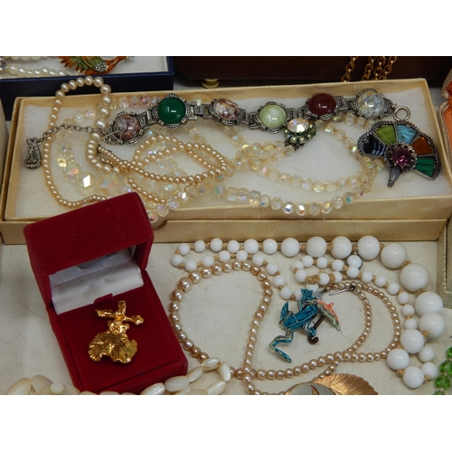 139 - A Large Quantity of Costume Jewellery & Jewellery Boxes contained in a suitcase.