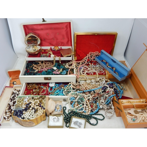 129 - A Large Quantity of Costume Jewellery & Jewellery Boxes