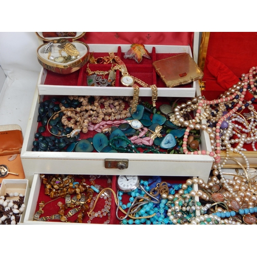 129 - A Large Quantity of Costume Jewellery & Jewellery Boxes