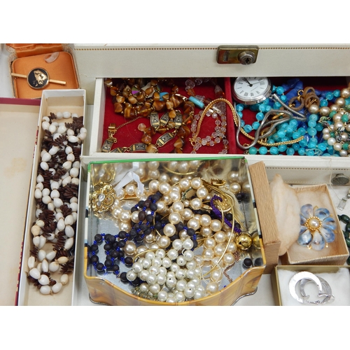 129 - A Large Quantity of Costume Jewellery & Jewellery Boxes