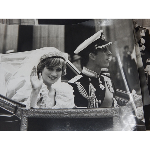 528 - ROYAL PHOTOGRAPHS: The Marriage of Prince Charles & Lady Diana Spencer 29th July 1981: B&W Press Pho... 