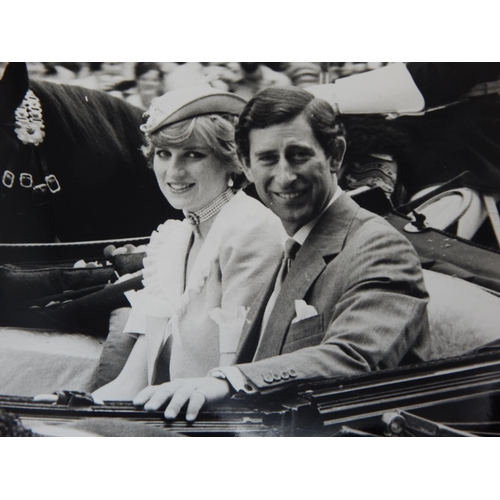 528 - ROYAL PHOTOGRAPHS: The Marriage of Prince Charles & Lady Diana Spencer 29th July 1981: B&W Press Pho... 