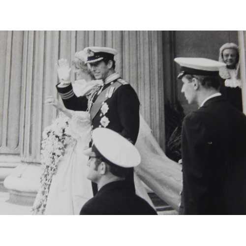 528 - ROYAL PHOTOGRAPHS: The Marriage of Prince Charles & Lady Diana Spencer 29th July 1981: B&W Press Pho... 