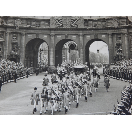 529 - ROYAL PHOTOGRAPHS: The Coronation of Queen Elizabeth II 1953: B&W Photographs (lot) Largest 10