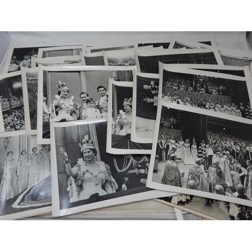 529 - ROYAL PHOTOGRAPHS: The Coronation of Queen Elizabeth II 1953: B&W Photographs (lot) Largest 10