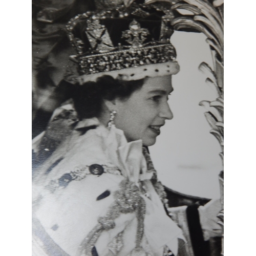 529 - ROYAL PHOTOGRAPHS: The Coronation of Queen Elizabeth II 1953: B&W Photographs (lot) Largest 10