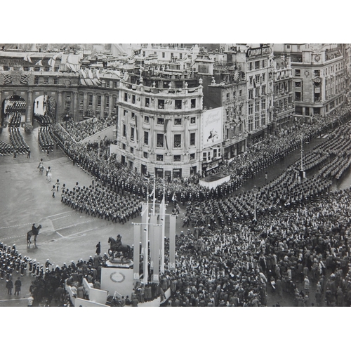 529 - ROYAL PHOTOGRAPHS: The Coronation of Queen Elizabeth II 1953: B&W Photographs (lot) Largest 10