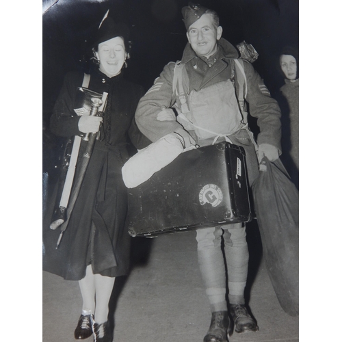 542 - WWII: A Collection of B&W Photographs showing British troops coming home on leave in 1939, RAF parat... 