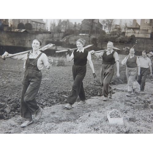 542 - WWII: A Collection of B&W Photographs showing British troops coming home on leave in 1939, RAF parat... 