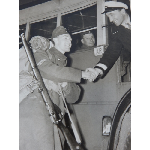 542 - WWII: A Collection of B&W Photographs showing British troops coming home on leave in 1939, RAF parat... 