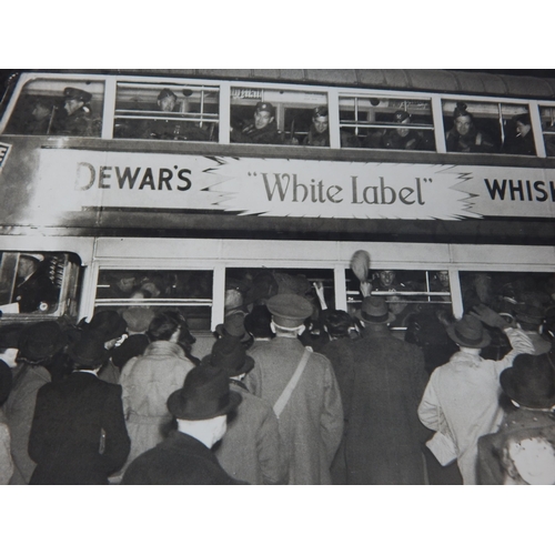 542 - WWII: A Collection of B&W Photographs showing British troops coming home on leave in 1939, RAF parat... 