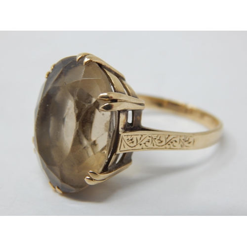 204 - 9ct Gold Smoky Quartz Ring: Size R/S: Gross weight 7.96g