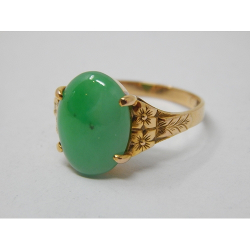 229 - 14ct Yellow Gold Ring Set with a Central Jade Cabochon: Ring Size L/M: Gross weight 3.17g