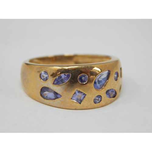 330 - 9ct Yellow Gold Gem Set Ring: Size M: gross weight 3.45g: Presented in Ring Box