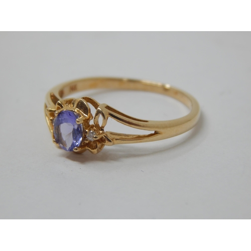 366 - 9ct Yellow Gold Gem Set Ring: Size M: gross weight 1.85g: Presented in Ring Box