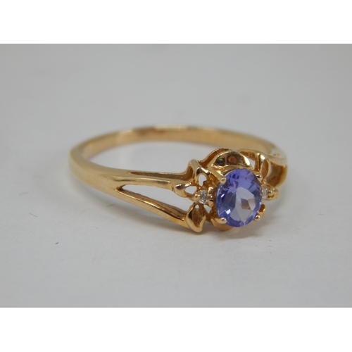 366 - 9ct Yellow Gold Gem Set Ring: Size M: gross weight 1.85g: Presented in Ring Box