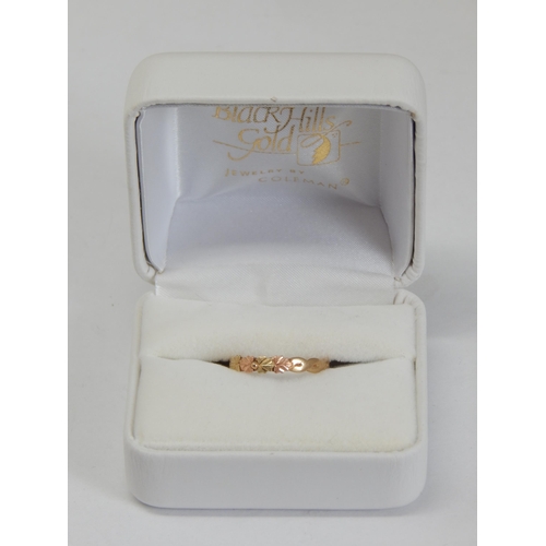 372 - 9ct Yellow Gold Ring: Size : gross weight 1.22g: Presented in Ring Box