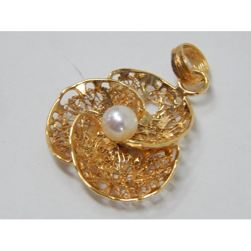 378 - 9ct Yellow Gold Pearl Set Pendant: gross weight 3.78g