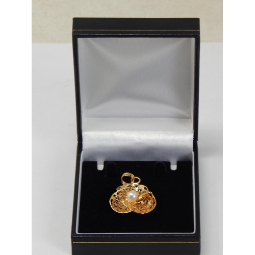 378 - 9ct Yellow Gold Pearl Set Pendant: gross weight 3.78g