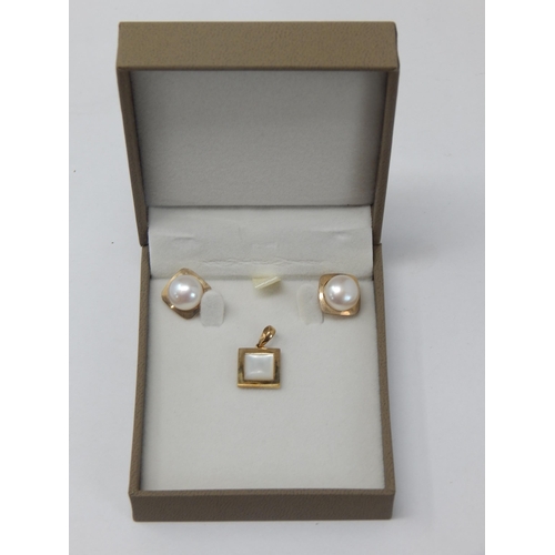 402 - 9ct Yellow Gold Pearl Pendant with 9ct Gold Pearl earrings in Presentation Case: Gross weight 4.71g