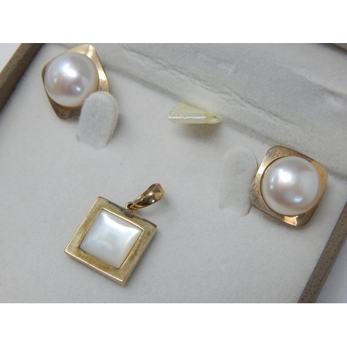 402 - 9ct Yellow Gold Pearl Pendant with 9ct Gold Pearl earrings in Presentation Case: Gross weight 4.71g