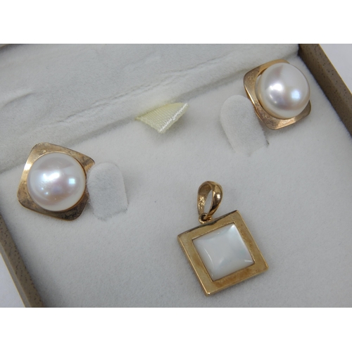 402 - 9ct Yellow Gold Pearl Pendant with 9ct Gold Pearl earrings in Presentation Case: Gross weight 4.71g