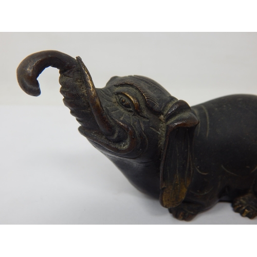 574 - 18th/19th Century Chinese Bronze Figure of an Elephant: Measures 12cm wide