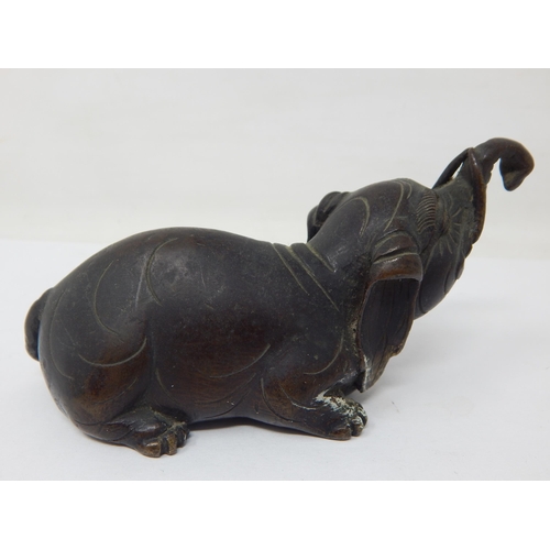 574 - 18th/19th Century Chinese Bronze Figure of an Elephant: Measures 12cm wide