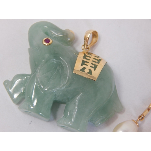 414 - 14ct Gold Mounted Jade Elephant Pendant together with a pair of 9ct Gold Pearl Earrings