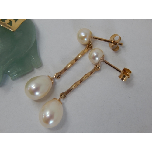 414 - 14ct Gold Mounted Jade Elephant Pendant together with a pair of 9ct Gold Pearl Earrings