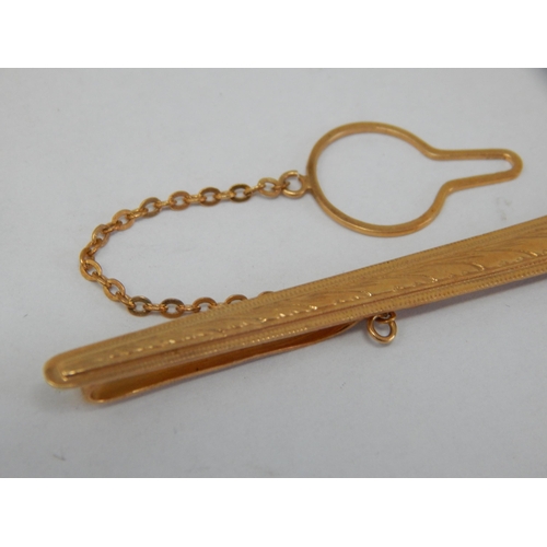 257 - 18ct Yellow Gold Tie Slide with Safety Chain: Width 5.6cm: Weight 3.88g