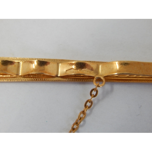 257 - 18ct Yellow Gold Tie Slide with Safety Chain: Width 5.6cm: Weight 3.88g