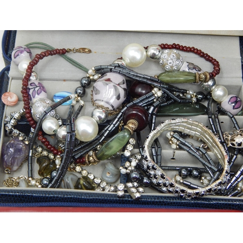 281 - A Large Quantity of Costume Jewellery & Jewellery Boxes (lot)