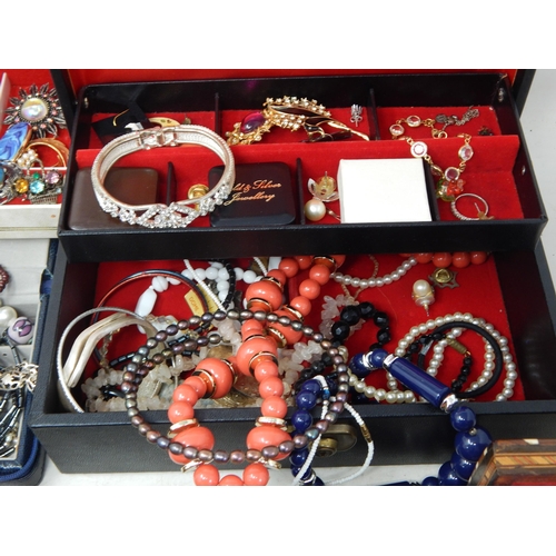 281 - A Large Quantity of Costume Jewellery & Jewellery Boxes (lot)