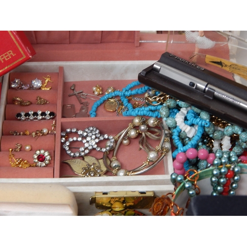 282 - A Large Quantity of Costume Jewellery & Jewellery Boxes (lot)