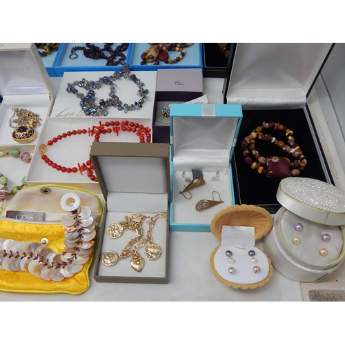 443 - Collection of Freshwater Pearls & Costume Jewellery (lot)