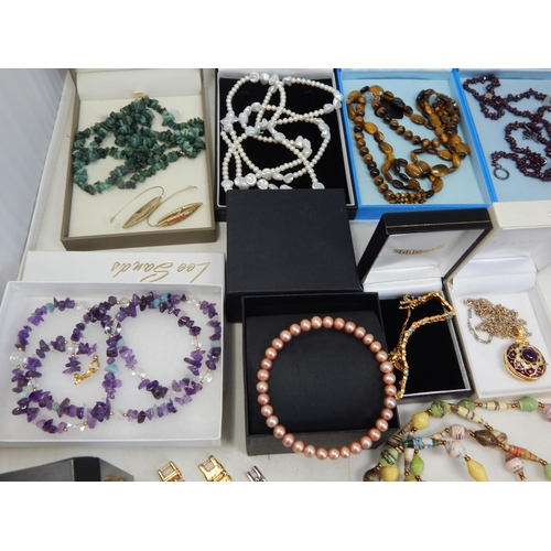 443 - Collection of Freshwater Pearls & Costume Jewellery (lot)