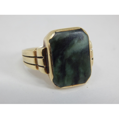 285 - 9ct Yellow Gold Agate Set Ring: Size Q: Gross weight 9.86g