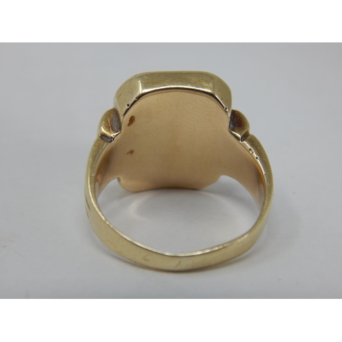 285 - 9ct Yellow Gold Agate Set Ring: Size Q: Gross weight 9.86g