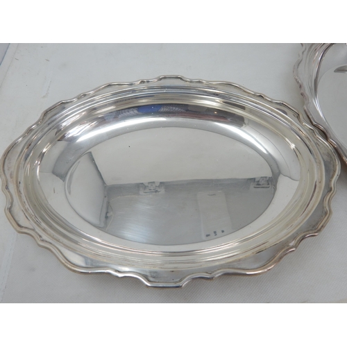 700 - A Good Pair of Silver Entree Dishes of Oval Form with Shaped Rims & Twin Handled Lids: Hallmarked Sh... 