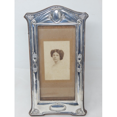 755 - A Good Art Nouveau Silver Easel Photograph Frame: Hallmarked Birmingham 1909 by Broadway & Co: Measu... 