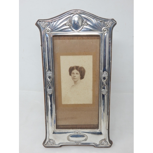 755 - A Good Art Nouveau Silver Easel Photograph Frame: Hallmarked Birmingham 1909 by Broadway & Co: Measu... 