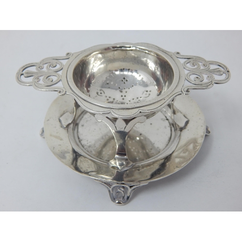 761 - Silver Tea Strainer & Stand Hallmarked London 1913 by Goldsmiths & Silversmiths Ltd: Weight 104g