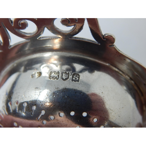 761 - Silver Tea Strainer & Stand Hallmarked London 1913 by Goldsmiths & Silversmiths Ltd: Weight 104g