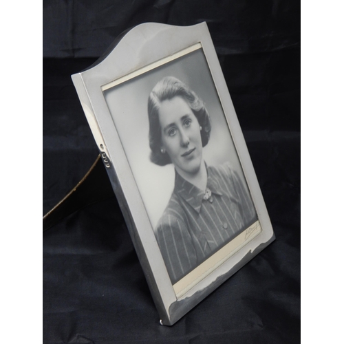 797 - A Good Edwardian Silver Easel Photograph Frame: Hallmarked London 1909 by Goldsmiths & Silversmiths ... 