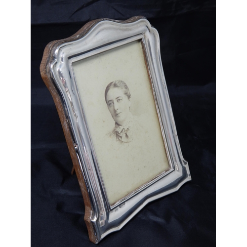 798 - Silver Easel Photograph Frame Hallmarked Birmingham 1919 by Green & Cadbury Ltd: Measuring 17.5cm hi... 