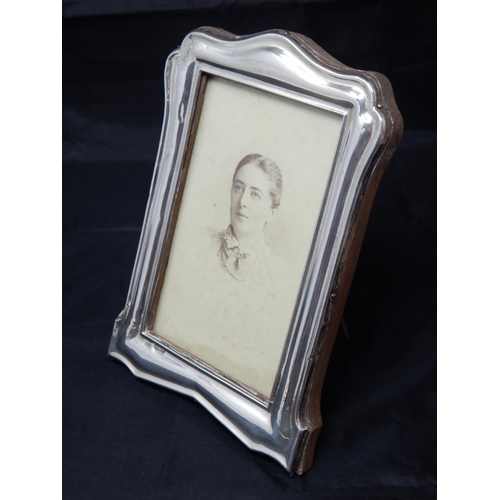 798 - Silver Easel Photograph Frame Hallmarked Birmingham 1919 by Green & Cadbury Ltd: Measuring 17.5cm hi... 