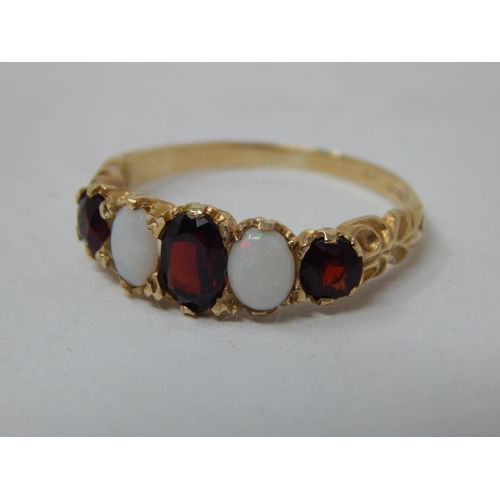 172 - 9ct Yellow Gold Opal & Garnet Set Ring: Size O: Gross weight 2.37g