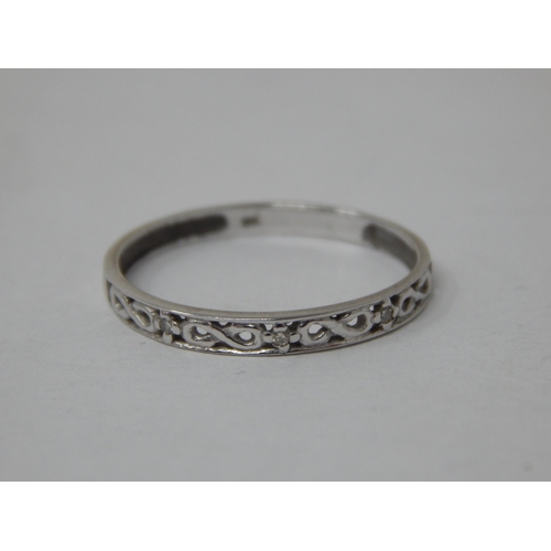 686 - 9ct White Gold Ring: Size O: Gross weight 0.89g